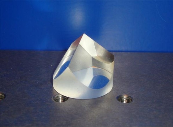 什么是角錐棱鏡？它有哪些光學作用？