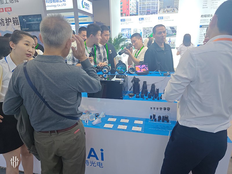 激埃特工作人員為現(xiàn)場人員講解