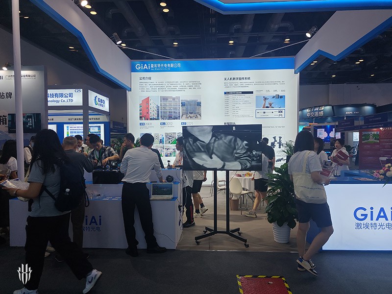 激埃特展區(qū)客戶正在參觀展品